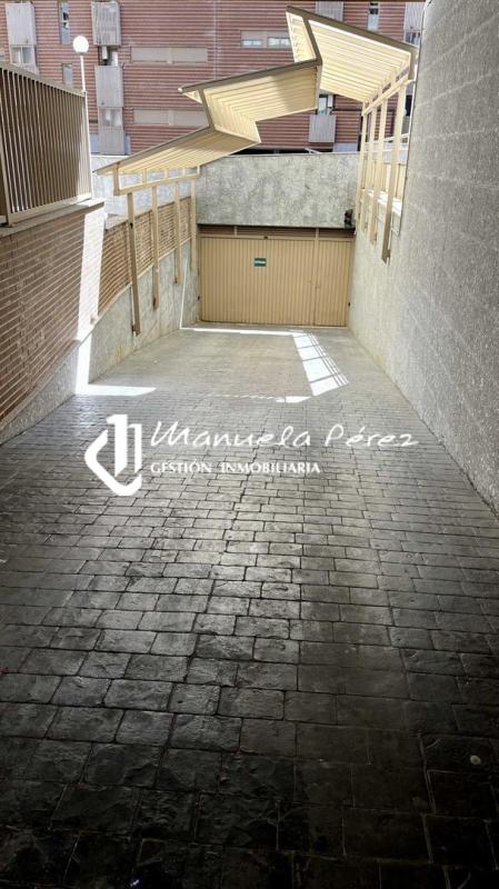 Alquiler de plaza de garaje en Calle María Auxiliadora. El Rodeo. Cáceres