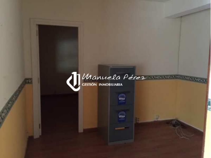 Venta de Local Comercial en la Madrila, Calle Santa Teresa de Jesús, Cáceres 4
