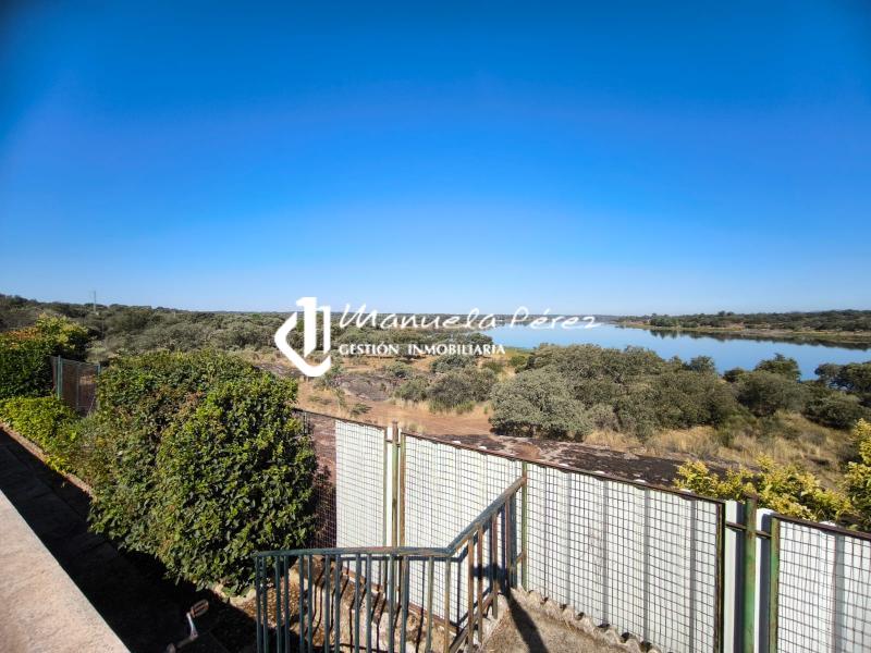 Venta de Parcela con Casa de Campo en la Cola del Pantano de Valdesalor 10