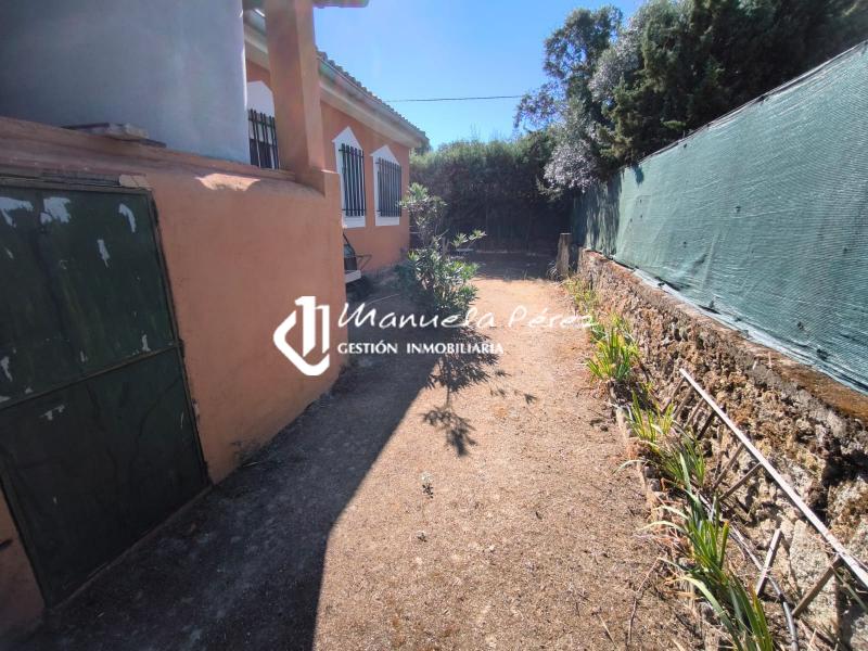 Venta de Parcela con Casa de Campo en la Cola del Pantano de Valdesalor 5