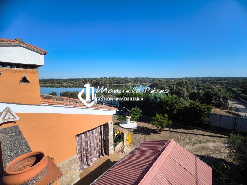 Venta de Parcela con Casa de Campo en la Cola del Pantano de Valdesalor 32