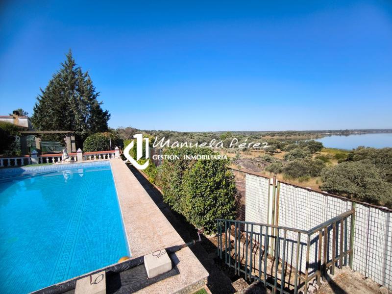 Venta de Parcela con Casa de Campo en la Cola del Pantano de Valdesalor 3