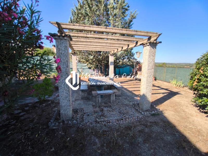 Venta de Parcela con Casa de Campo en la Cola del Pantano de Valdesalor 8