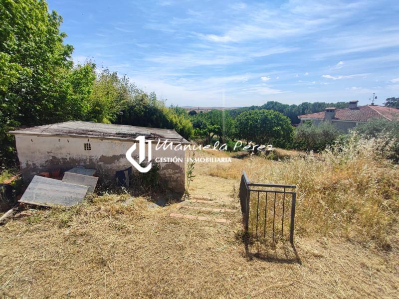 Venta de Parcela con construcciones en Sierra de Fuentes 2