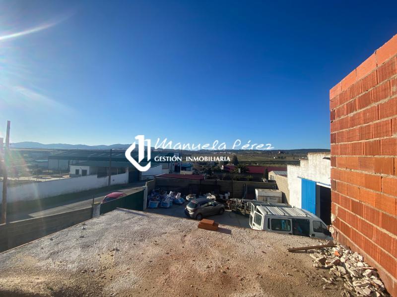 Venta de terreno con casa en Polígono Ganadero, Cáceres 2
