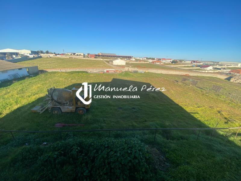 Venta de terreno con casa en Polígono Ganadero, Cáceres 13